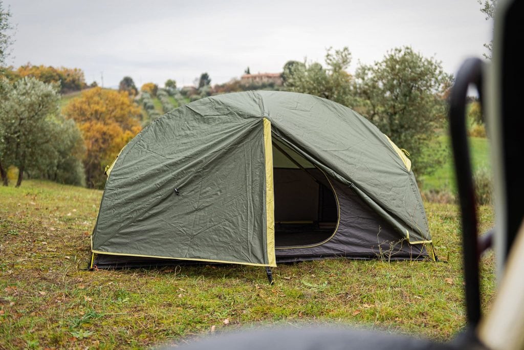 Qeedo Light Birch 2 Zelt und Motorrad.