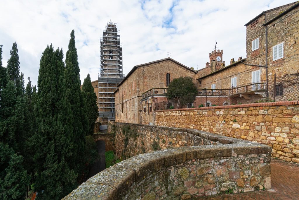 Pienza Dom mit Gerüst.