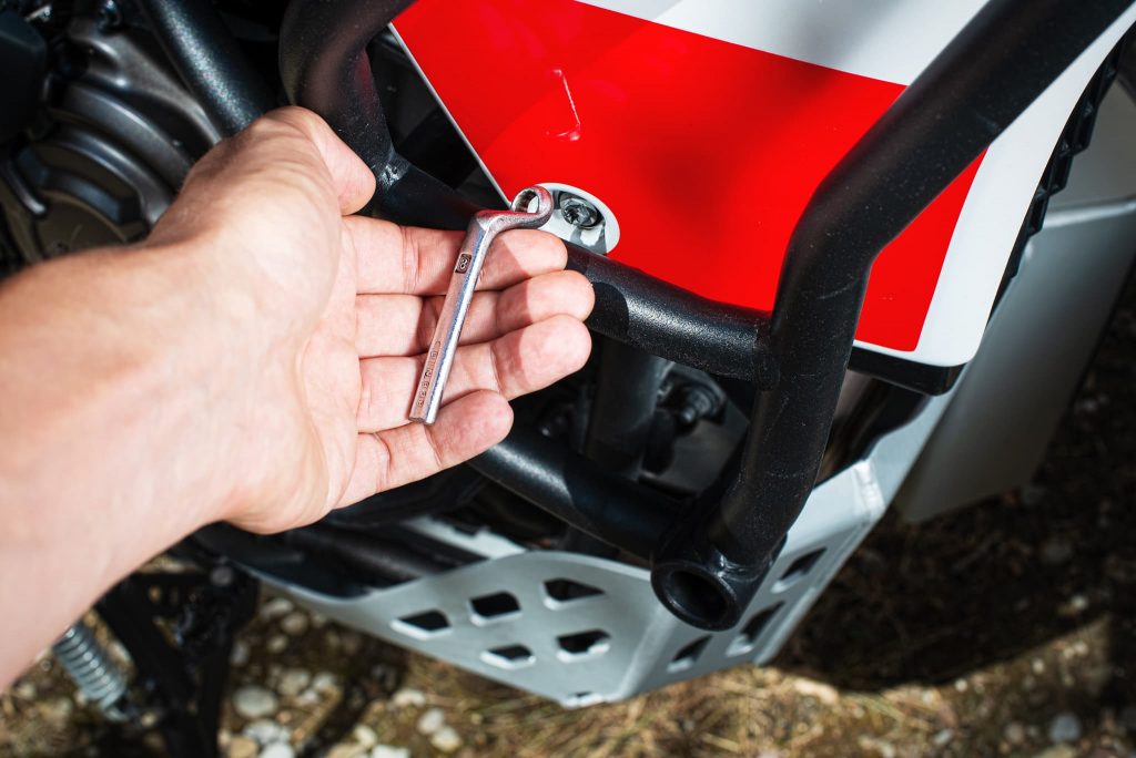 Tankverkleidung der Tenere entfernen.