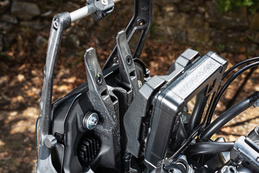 Ausgehängter Tacho der Ténéré 700.