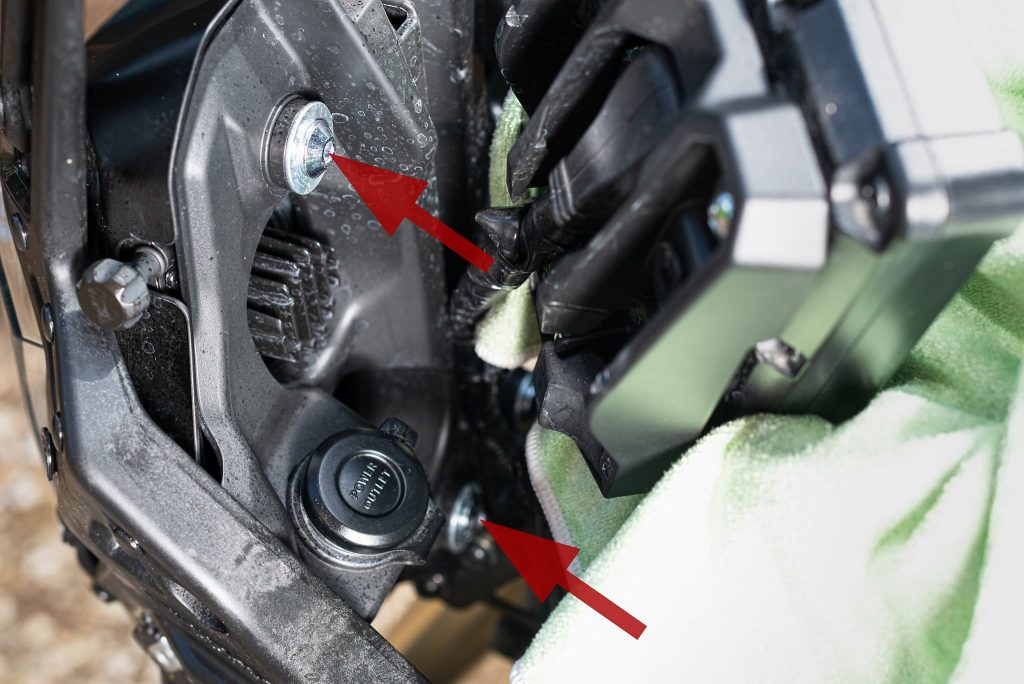 Scheinwerferverschraubung und 12 Volt Steckdose der Tenere 700.