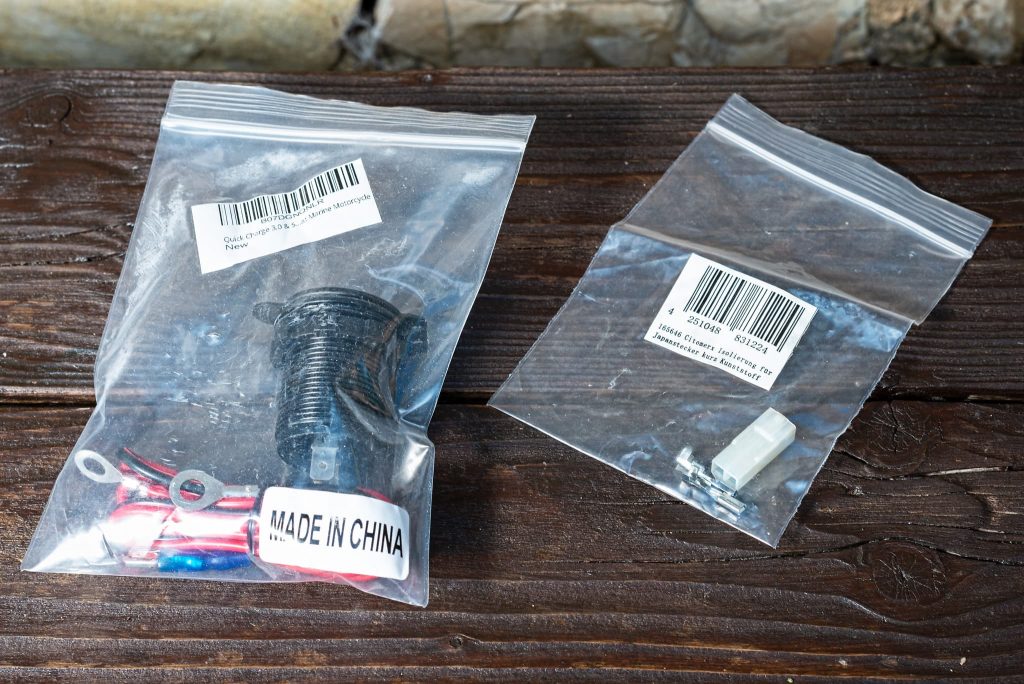 USB Steckdose und Stecker für den Nebenverbraucheranschluss der Tenere 700.