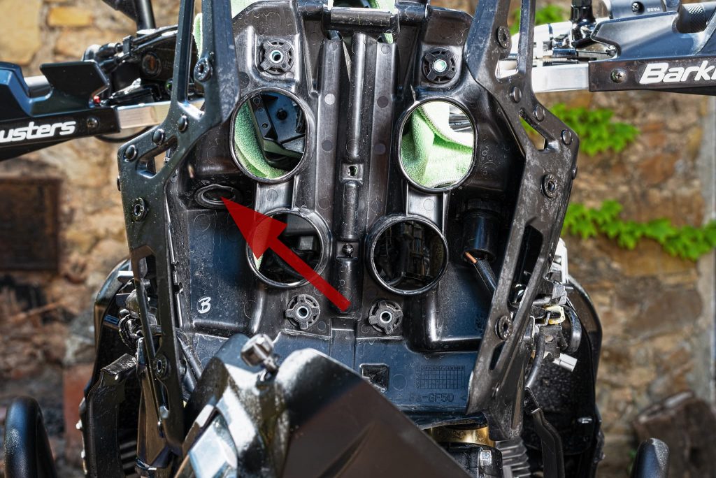 Zugang zur Steckdosenhalterung der Yamaha Tenere 700.