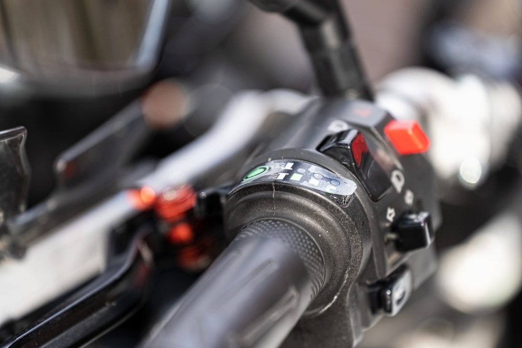 Folie über den LEDs am YAMAHA Heizgriff.