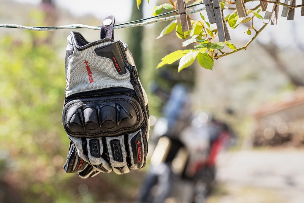 Held Sambia an einer Wäscheleine.