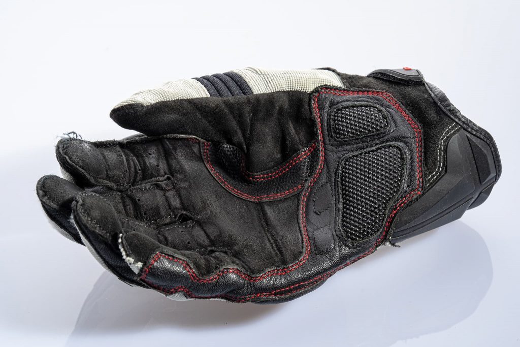 Offene Naht am Zeigefinger beim Held Sambia.