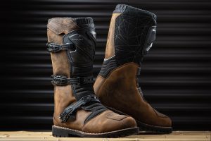 Mehr über den Artikel erfahren TCX Drifter WP Adventure – Bester Touren-Motorradstiefel?