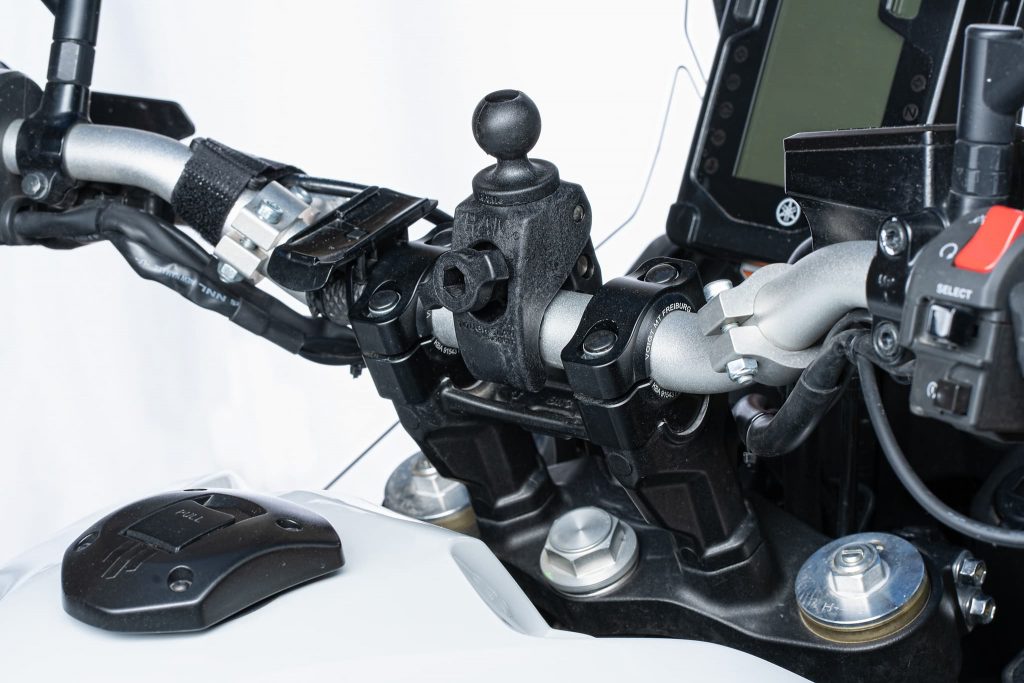 Lenkererhöhung und Handyhalterung an der Ténéré 700.