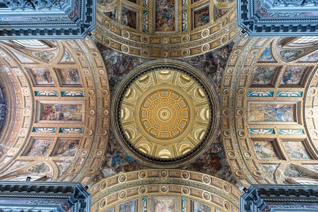 Scheinkuppel der Jesuitenkirche Gesú Nuovo in Neapel.