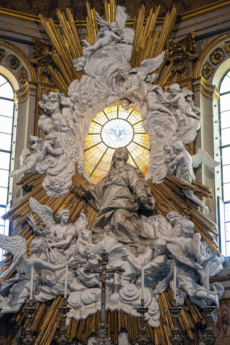 Skulpturengruppe der Himmelfahrt im Duomo di Santa Maria Assunta.