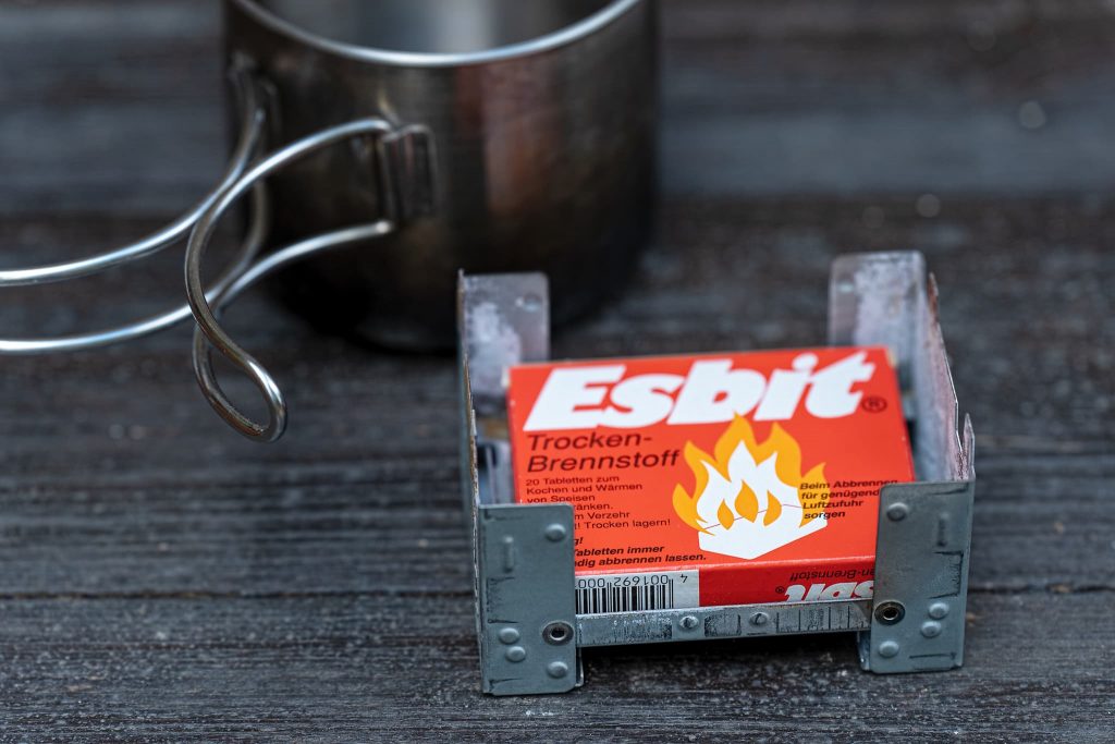 Esbit-Kocher mit Trockenbrennstoff.