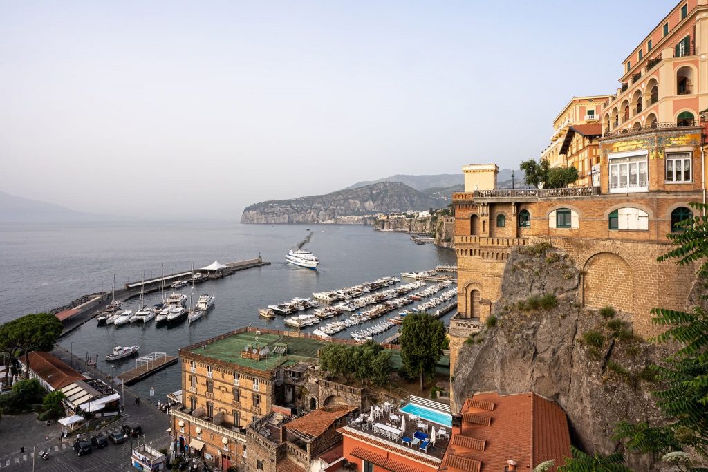 Blick auf den Hafen von Sorrent.