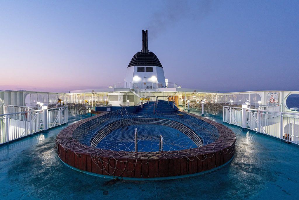 Swimmingpool auf der Fähre von Italien Griechenland.