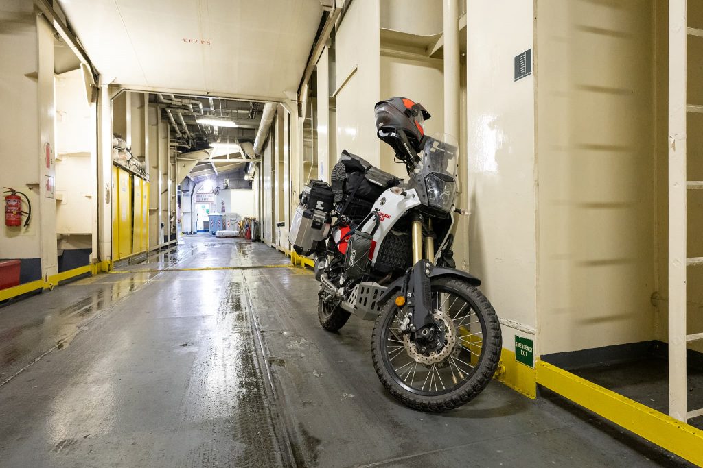 Motorrad auf der Fähre von Griechenland nach Italien.