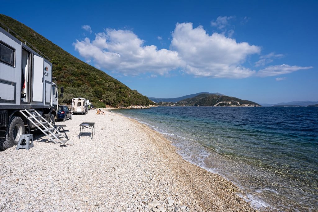 Wildcamper am Kamari Beach auf Lefkada.