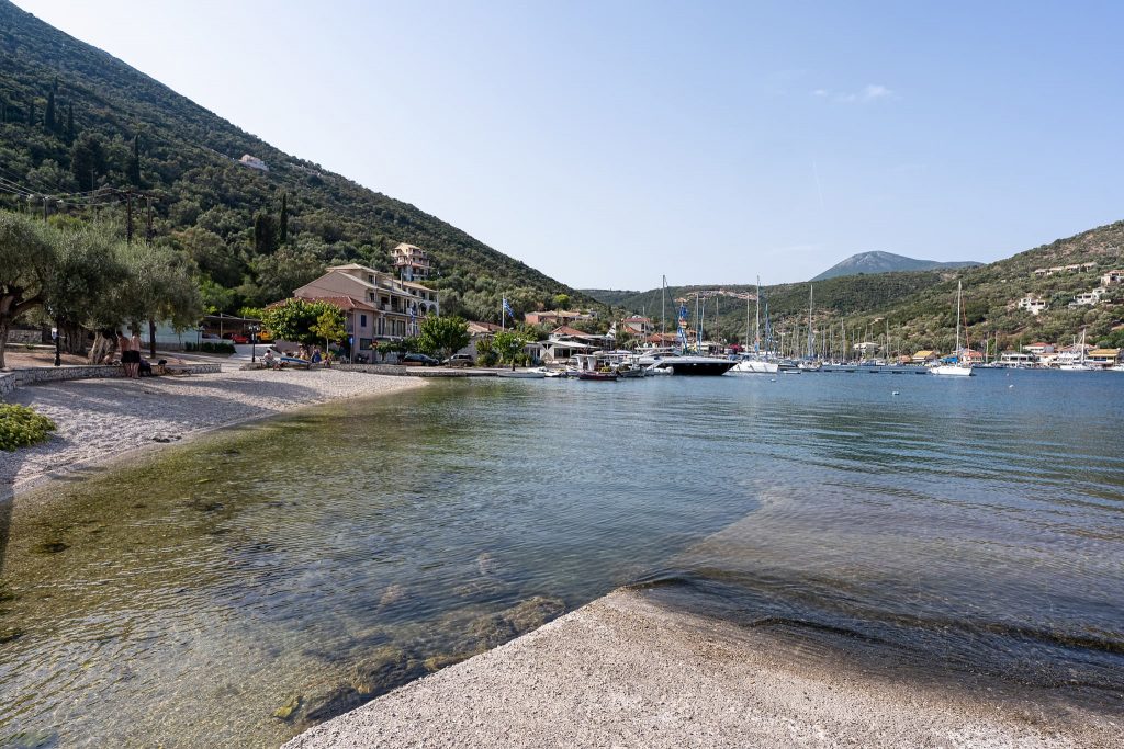 Sivota Hafen und Strand.