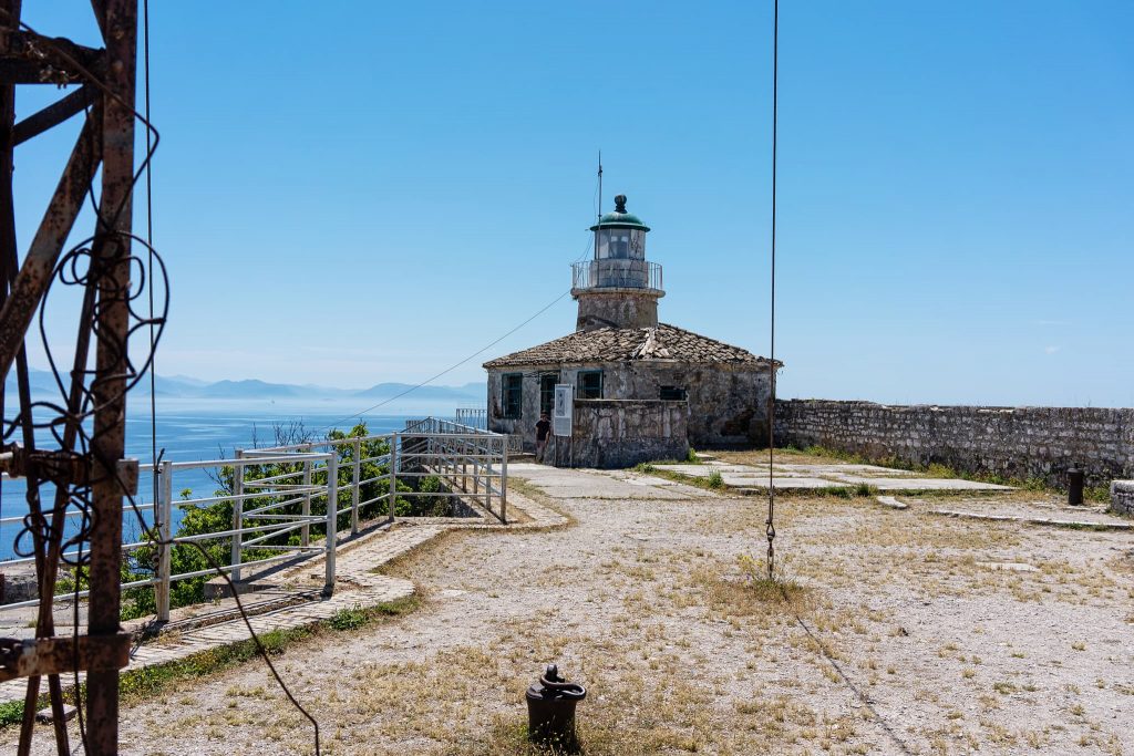 Aussichtsplattform mit Leuchtturm.