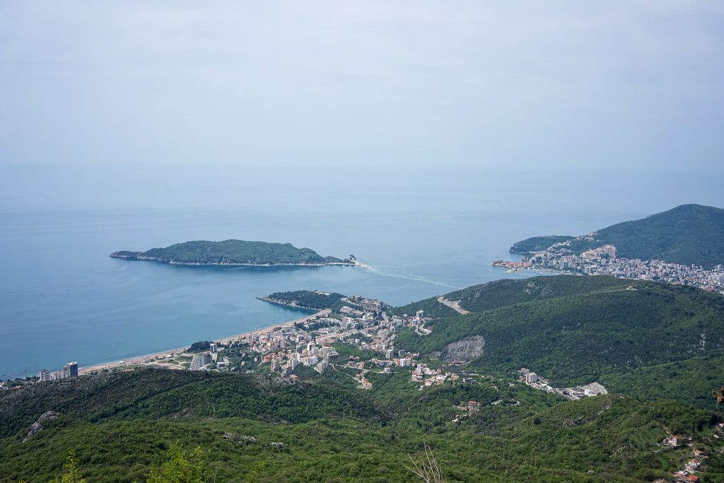 Blick über Becici, Sveti Nikola und Budva.