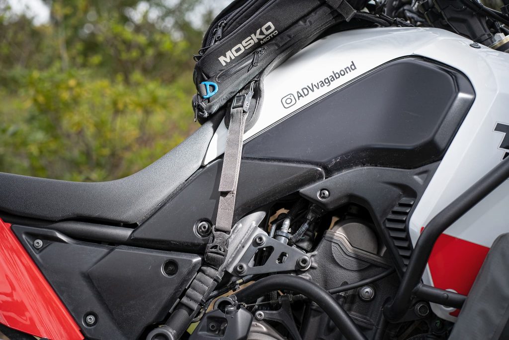 Befestigung der seitlichen Schnallen am Rahmen vom Motorrad.