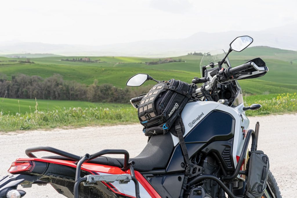 Mosko Moto Nomad Tankrucksack auf Tenere 700.