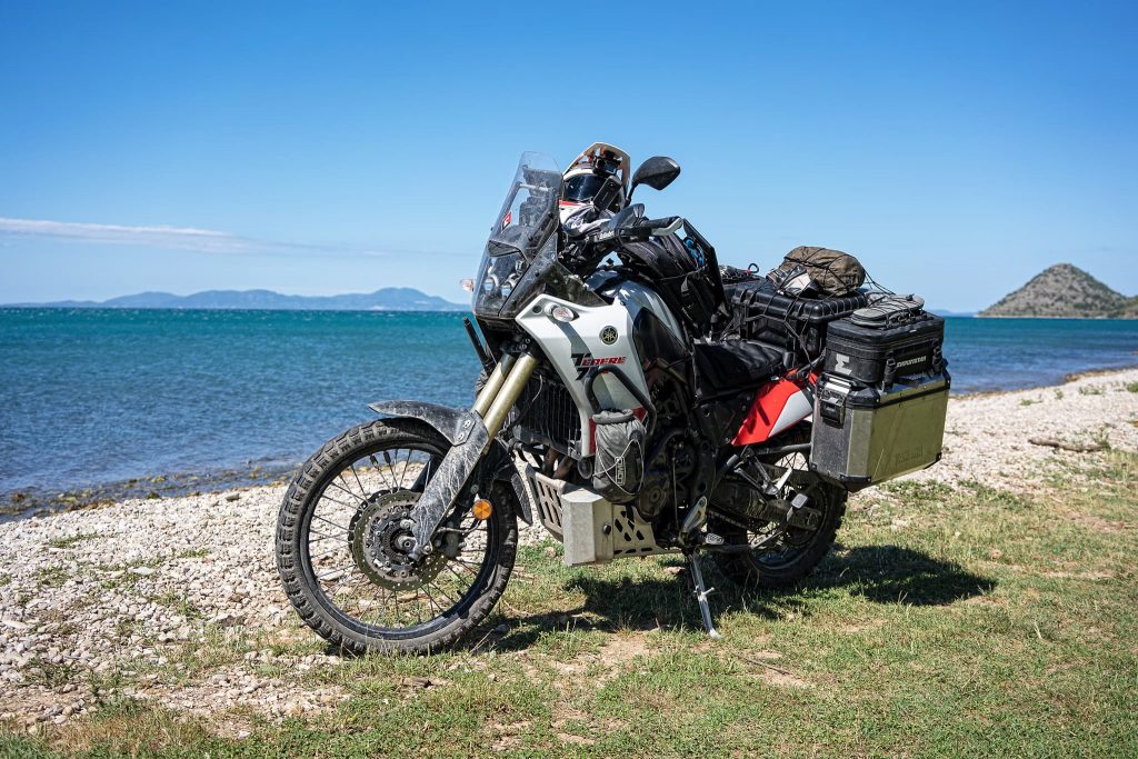 Motorrad mit Alukoffern und Deckeltaschen.