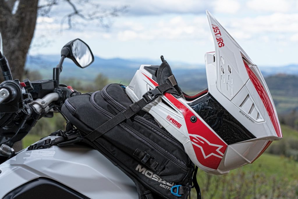 Motorradhelm am Tankrucksack von Mosko Moto befestigt.
