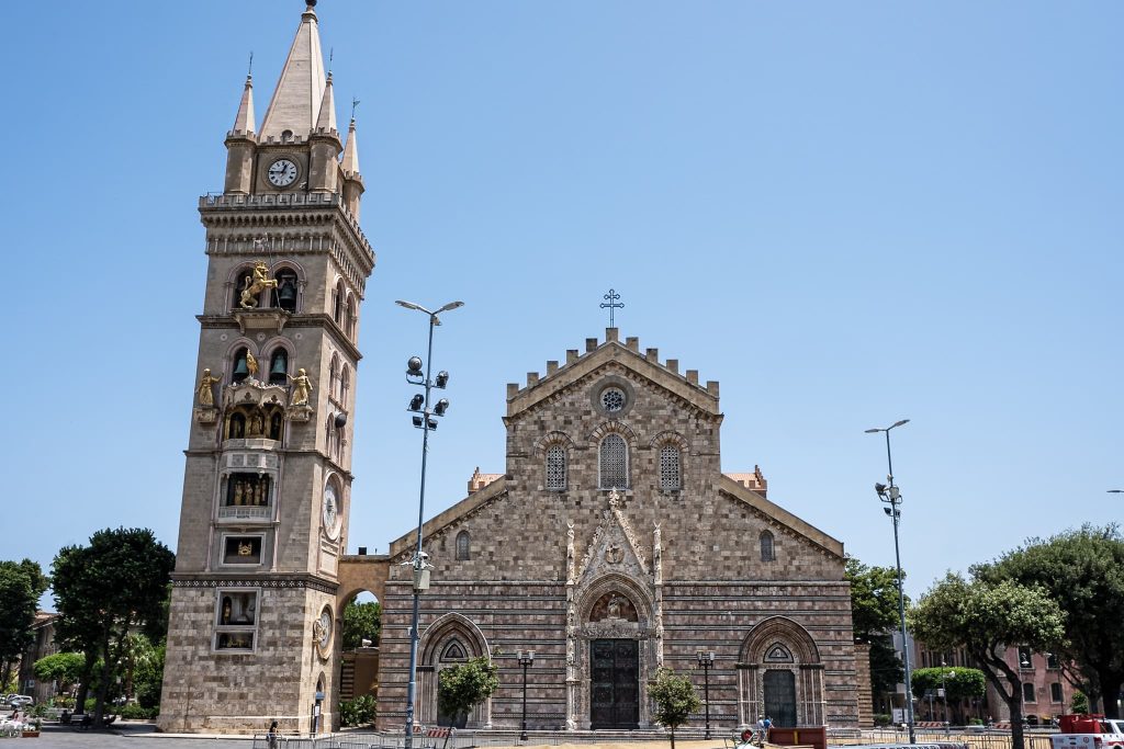 Glockenturm und Kathedrale von Messina.