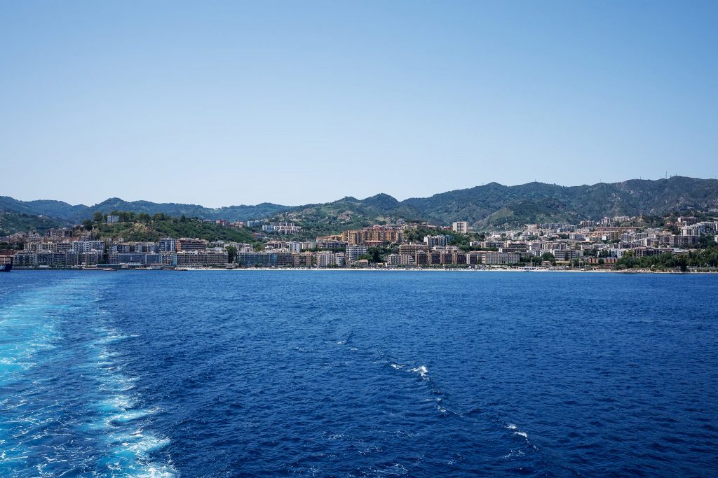 Blick von der Fähre auf Messina.