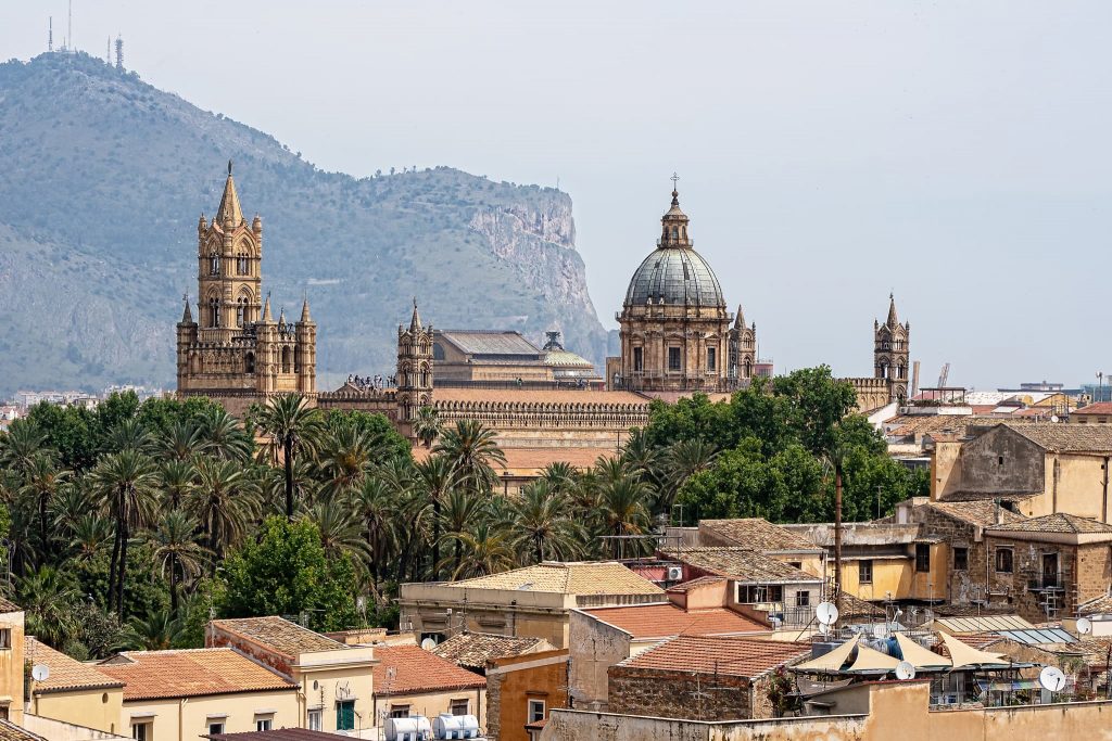 Palermo Sehenswürdigkeiten: Dom von Palermo und Monte Pellegrino.