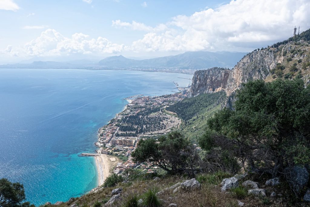 Blick vom Monte Pellegrino auf den Vergine Maria Strand bei Palermo.