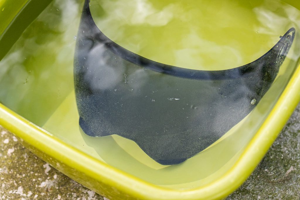 Getöntes Visier im Wasserbecken.