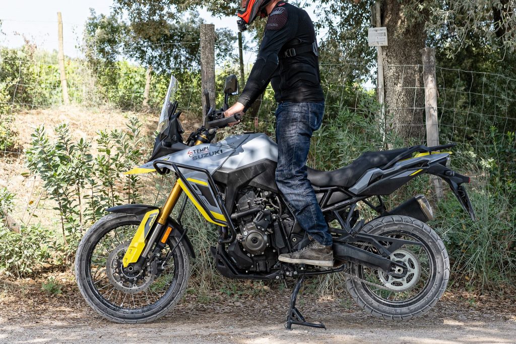 Stehende Position auf der V-Strom 800 DE.