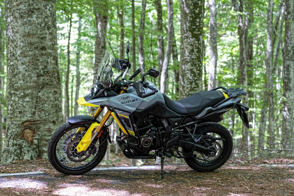 Seitenansicht der V-Strom 800 DE.