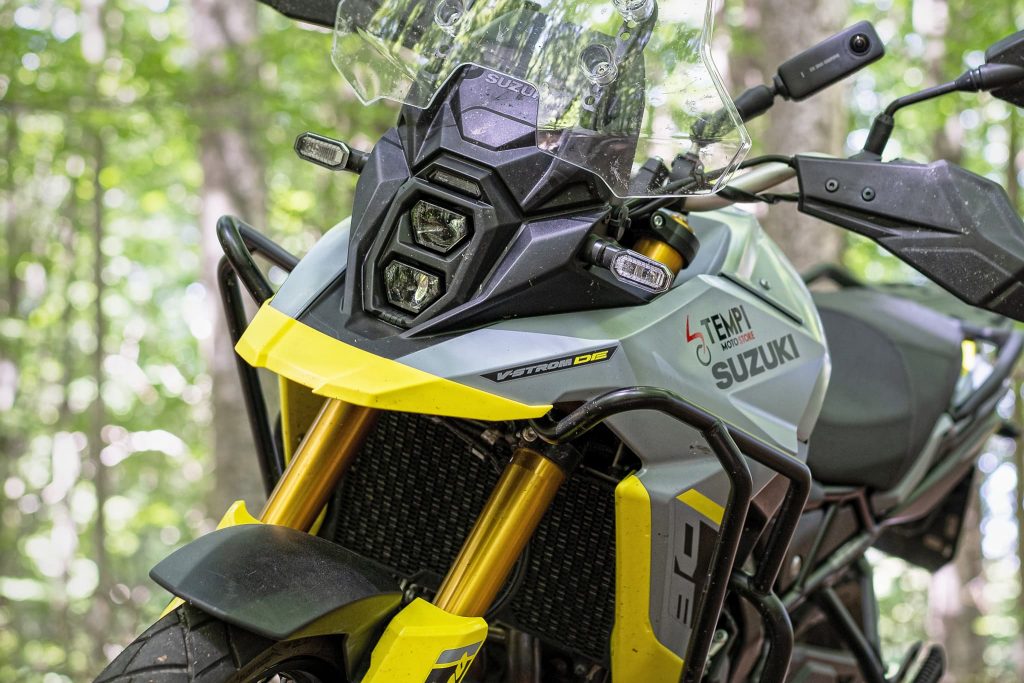 Scheinwerfer und Schnabel der V-Strom 800.